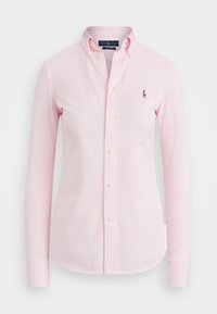 Ljust rosa långärmad skjorta med knapp-ner krage, med en liten broderad logotyp på vänster bröst och pärlfärgade knappar.