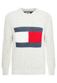 Weißer gestrickter Pullover mit gesprenkelter Textur, der auf der Vorderseite ein großes rechteckiges Design in Marineblau, Weiß und Rot aufweist. Rundhalsausschnitt.