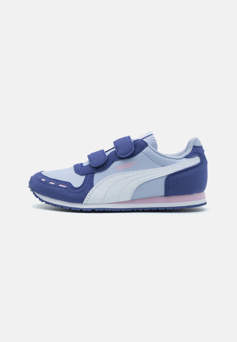 Ljusblå och mörkblå sneakers med vita detaljer, med två kardborreband, rund tå och strukturerad ovandel. Vadderad krage och gummisula.