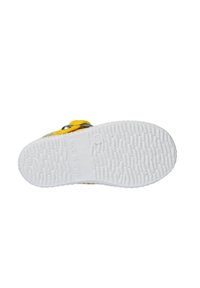 Suela de goma blanca con agarre texturizado, con detalles en amarillo y costuras decorativas. Adecuada para uso casual.