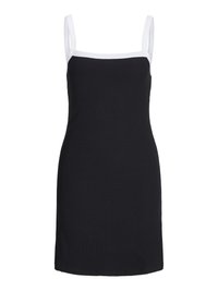 Vestido preto canelado com finas alças brancas e decote quadrado. Comprimento curto com silhueta ajustada, textura suave e minimalismo nos detalhes.