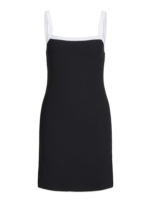 Juoda raštuota suknelė su plonomis baltomis petnešėlėmis ir kvadratiniu iškirpimu. Trumpas ilgis su prigludusia siluetu, lygi tekstūra ir minimalus detalizavimas.