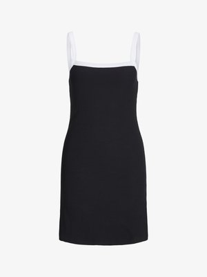 Zwarte geribde jurk met dunne witte bandjes en een vierkante halslijn. Korte lengte met een aansluitend silhouet, een gladde textuur en minimale details.
