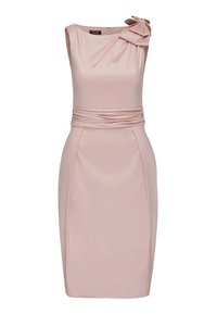 Robe sans manches, ajustée en tissu rose doux, avec un décolleté drapé et un accent de nœud sur l'épaule gauche, comportant un détail de taille froncée.