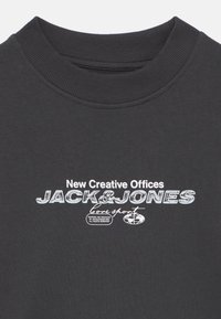 Σκούρα γκρι φούτερ με ριμπ κολάρο, με λευκό τυπωμένο κείμενο: «New Creative Offices JACK & JONES» και λογότυπα. Απαλή, υφασμάτινη υφή.