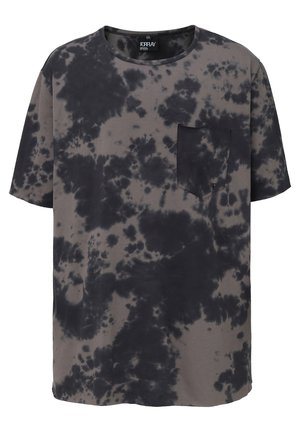 Szürke, rövid ujjú póló, fekete terekből álló batikmintával, kerek nyakkivágással és négyzetmintás mellzsebbel.