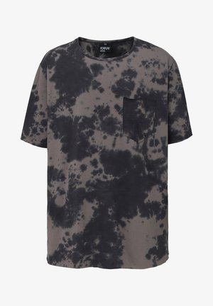 Szürke, rövid ujjú póló, fekete terekből álló batikmintával, kerek nyakkivágással és négyzetmintás mellzsebbel.