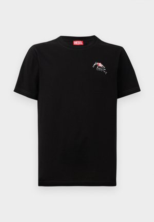 T-shirt en coton noir à manches courtes, arborant un petit graphisme rouge et blanc sur la poitrine. Encolure ras du cou simple et détails de couture minimalistes.