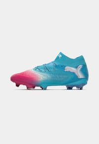 Crampon de football Puma en dégradé bleu et rose avec design de chaussette montante et lacets, vue de côté sur fond blanc.