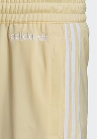 adidas Originals STRAIGHT TP - Joggebukse - easy yellow