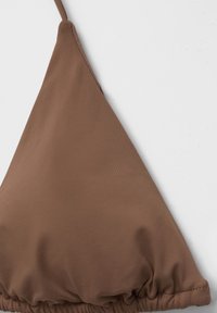 Barna háromszög alakú bikini felsőrész sima anyagból, melynek alja redőzött, és vékony, állítható pántokkal rendelkezik.