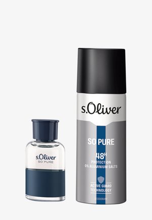 Botella de colonia s.Oliver So Pure con tapa azul marino junto a desodorante en spray s.Oliver So Pure con tapa negra y cuerpo plateado, ambos con detalles en azul.