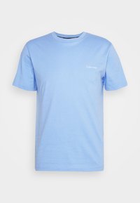 Jasnoniebieska bawełniana koszulka z okrągłym dekoltem, krótkimi rękawami i małym białym logo Calvin Klein na piersi. Gładka faktura.