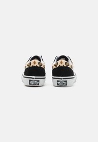 Schwarze und Leopardenmuster Slipper-Sneaker mit einem Obermaterial aus Canvas, Wildlederakzenten, einer weißen Gummisohle und dem Vans-Logo an der Ferse.