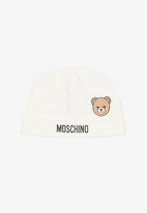 Witte beanie gemaakt van zacht materiaal, met een berenafbeelding en het "MOSCHINO"-logo in het zwart op de boord. Eenvoudig ontwerp.