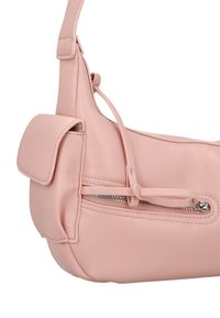 Borsa a tracolla in pelle rosa con una texture liscia, dotata di una tasca con cerniera e un piccolo dettaglio a pattina. La tracolla è regolabile.