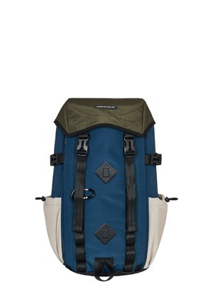 Blaue und olivfarbene Rucksack mit Rollverschluss, verstellbaren Trägern und Seitenfächern. Ausgestattet mit schwarzem Zubehör und rhombusförmigen Akzenten.