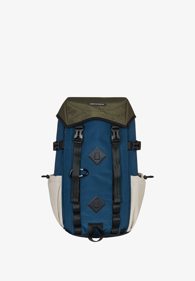 Blaue und olivfarbene Rucksack mit Rollverschluss, verstellbaren Trägern und Seitenfächern. Ausgestattet mit schwarzem Zubehör und rhombusförmigen Akzenten.