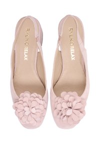 Puderasto ružičaste baletanke od prirodne kože sa otvorenom petom, ukrašene velikim cvjetnim detaljem od složenih latica na vrhu. Zlatni interni brend.