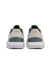 Weiße und grüne Sportschuhe mit Mesh-Obermaterial, gepolstertem Kragen und Gummisohle; mit "hummel"-Logo und gestreiftem Design an der Ferse.
