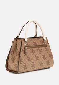 Sac à main marron à motif avec des poignées crème, poche zippée et accents en métal doré. Fabriqué en matériau synthétique texturé. Design structuré.