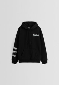 Felpa nera con cappuccio, tasca frontale, corde di regolazione e testo "Snoop Dogg" sul petto e tre volte sulla manica sinistra in carattere gotico bianco.