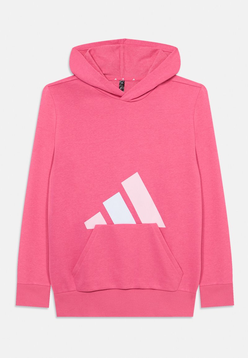 Rosa Kapuzenpullover mit einer vorderen Kängurutasche und einem großen weißen Adidas-Logo-Design auf der unteren linken Seite. Material aus Baumwollmischung.