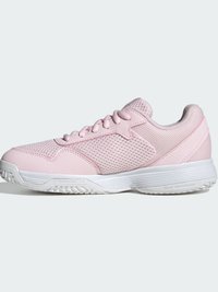 Baskets de sport rose clair en tissu mesh, fermeture à lacets, et semelle en caoutchouc blanche texturée, vue de profil.