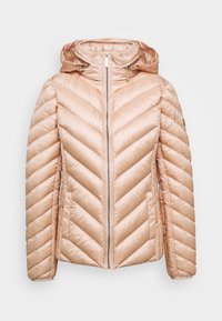 Doudoune matelassée rose clair avec coutures en chevron, fermeture éclair à l’avant, deux poches latérales et une capuche attachée avec cordons réglables.