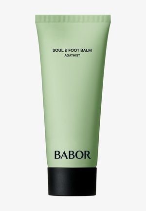 Groene tube van BABOR Soul & Foot Balm Agathist met zwarte dop op witte achtergrond.