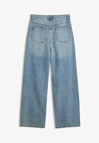 Jeans din denim de culoare albastru deschis, cu o croială lejeră, picioare drepte și două buzunare la spate. Prezintă un brâu standard cu bucle pentru curea și margini brute.