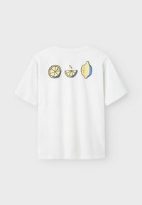 Hvid bomulds T-shirt med tre citronillustrationer i gul og blå på ryggen; klassisk rund hals og korte ærmer.