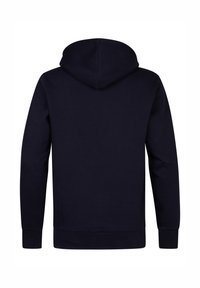 Námořnická modrá mikina s kapucí, s měkkou texturou, žebrovanými manžetami a centrálním švem na zadní straně. Žádná grafika ani další detaily nejsou viditelné.