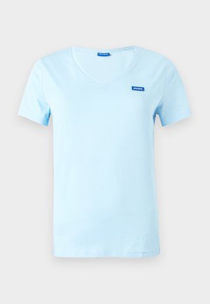 Halványkék, rövid ujjú V-nyakú póló puha pamutból. A bal mellrészen kis kék logó található. Kellemes tapintású anyag.