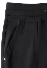 Pantalones negros de tejido suave, con una cinturilla alta, bolsillos laterales y costuras de contraste. Incluye un detalle de botón a presión.