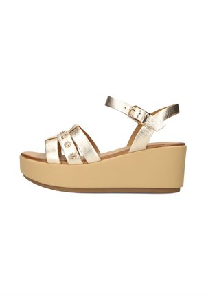 Gouden metallic wedge sandaaltjes met strap-design en decoratieve accenten, beige plateauzool, verstelbare enkelband en gestructureerde voetbed.