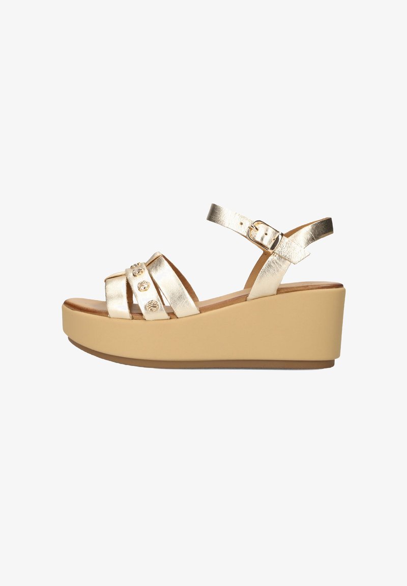 Gouden metallic wedge sandaaltjes met strap-design en decoratieve accenten, beige plateauzool, verstelbare enkelband en gestructureerde voetbed.