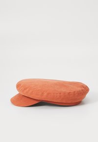 Căciulă portocalie, plată, realizată dintr-un material moale cu o textură netedă. Are un vârf rotunjit și un bor scurt, rigid. Fără logo-uri sau modele vizibile.