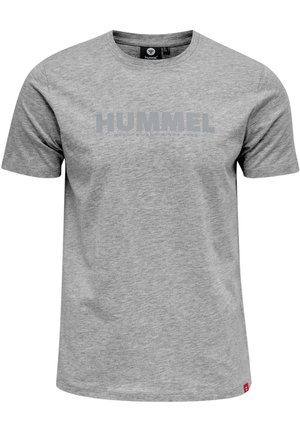 Grå bomulds t-shirt med korte ærmer, der har et iøjnefaldende "HUMMEL" logo i mørkere grå på brystet og en lille rød detalje ved sømmen.