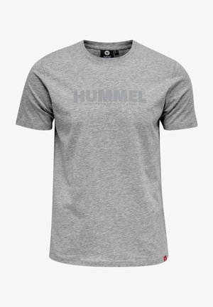 Grå bomulls t-shirt med korta ärmar, med en iögonfallande "HUMMEL" logotyp i mörkare grått över bröstet och en liten röd accent vid fållen.