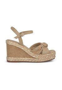 Sandali con zeppa in suede beige caratterizzati da un dettaglio a nodo sulla parte frontale, cinturino alla caviglia regolabile e suola intermedia in juta intrecciata per un tocco di texture.