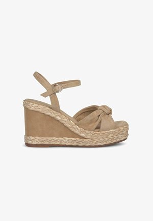 Beige suede wedge sandalen met een knoopdetail aan de voorkant, een verstelbare enkelband en een gevlochten jute middenzool voor textuur.