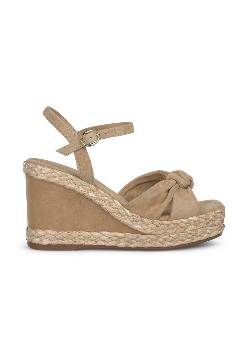 Sandali con zeppa in suede beige caratterizzati da un dettaglio a nodo sulla parte frontale, cinturino alla caviglia regolabile e suola intermedia in juta intrecciata per un tocco di texture.