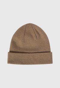 Gorro de punto marrón con ala doblada, presentado plano sobre un fondo blanco.