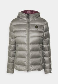 Veste matelassée grise avec capuche, design matelassé, fermeture éclair et doublure bordeaux. Comprend un patch logo sur la poitrine et une poche zippée.