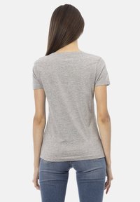 Grijze, kortekool t-shirt gemaakt van zachte katoen, met een eenvoudig ontwerp en een ronde hals, getoond vanuit de rug.