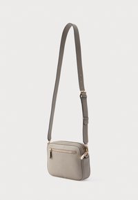 Borsa a tracolla in pelle grigia con una texture liscia, scomparto singolo con zip, tracolla regolabile e dettagli in metallo color oro.