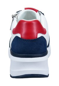 Weiße Sneaker mit navyblauem Wildleder und roten Lederakzenten. Verfügt über eine gepolsterte Sohle und eine strukturierte Ferse. Reißverschlussdetails im hinteren Bereich.
