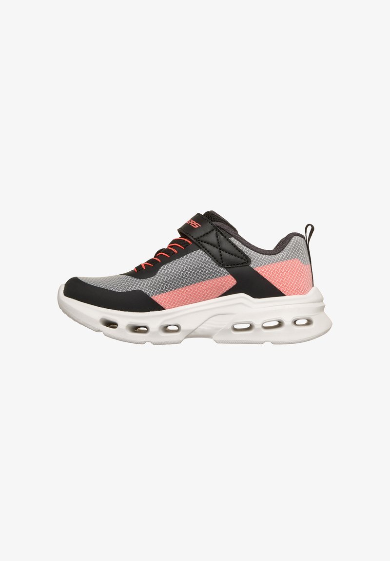 Chaussure de course gris clair et corail avec des accents noirs, semelle blanche amortie par de l'air, lacets rouges et fermeture à scratch noir.