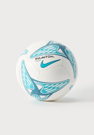 Бяла футболна топка Nike Phantom Pitch с тюркоазени графики и тюркоазено лого Nike, показана на обикновен светъл фон.